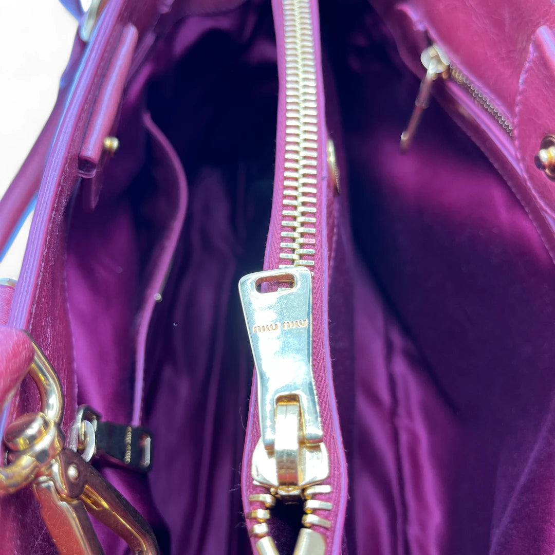 Miu Miu Handtasche Vitello Shine mit Umhängegurt aus Leder rot