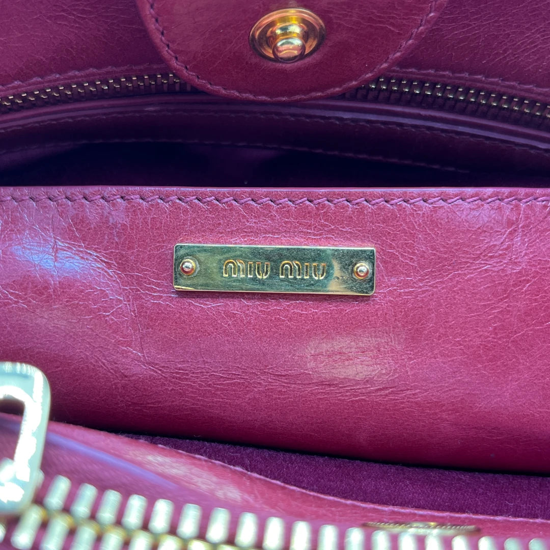 Miu Miu Handtasche Vitello Shine mit Umhängegurt aus Leder rot
