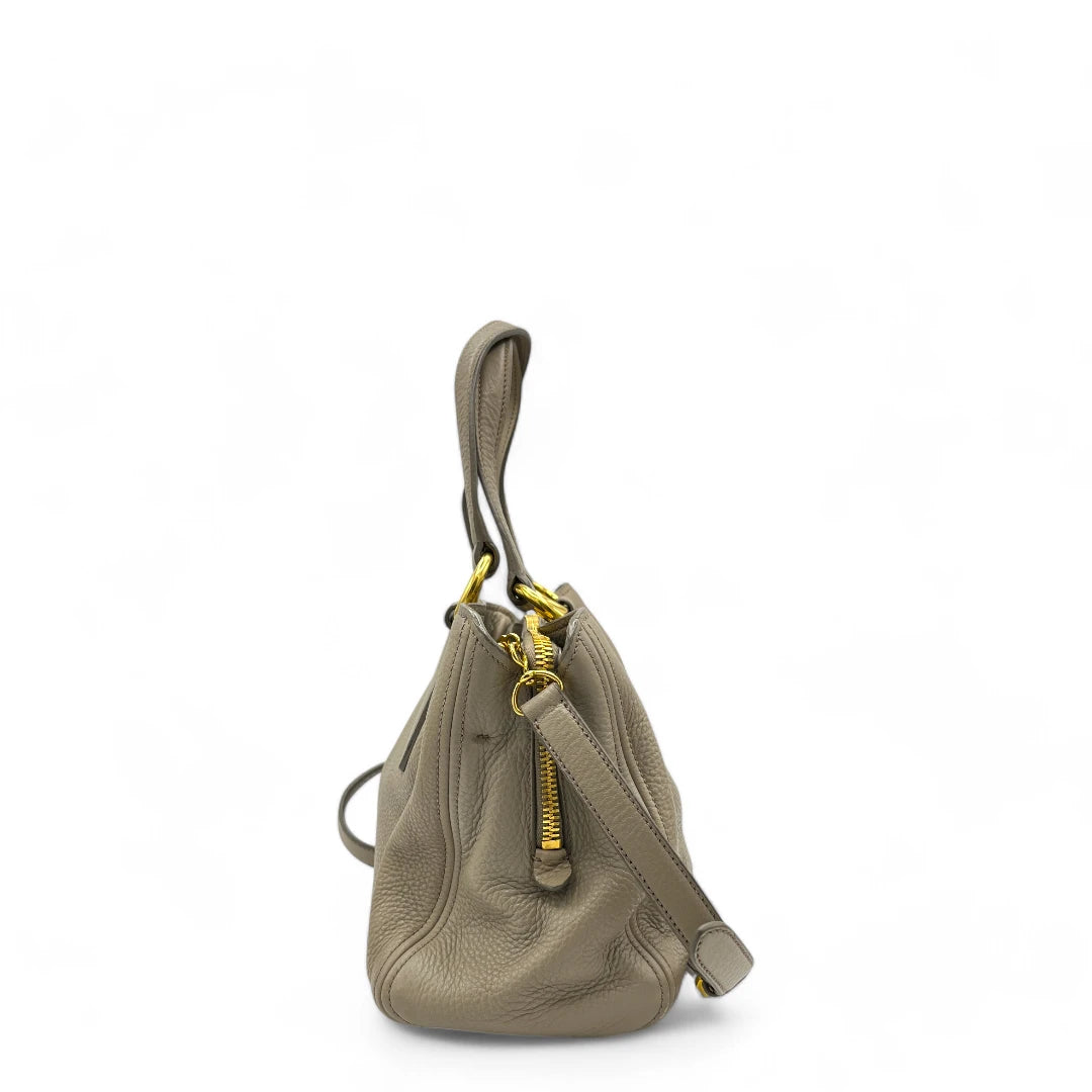 Miu Miu Handtasche Vitello mit Umhängegurt aus Leder grau