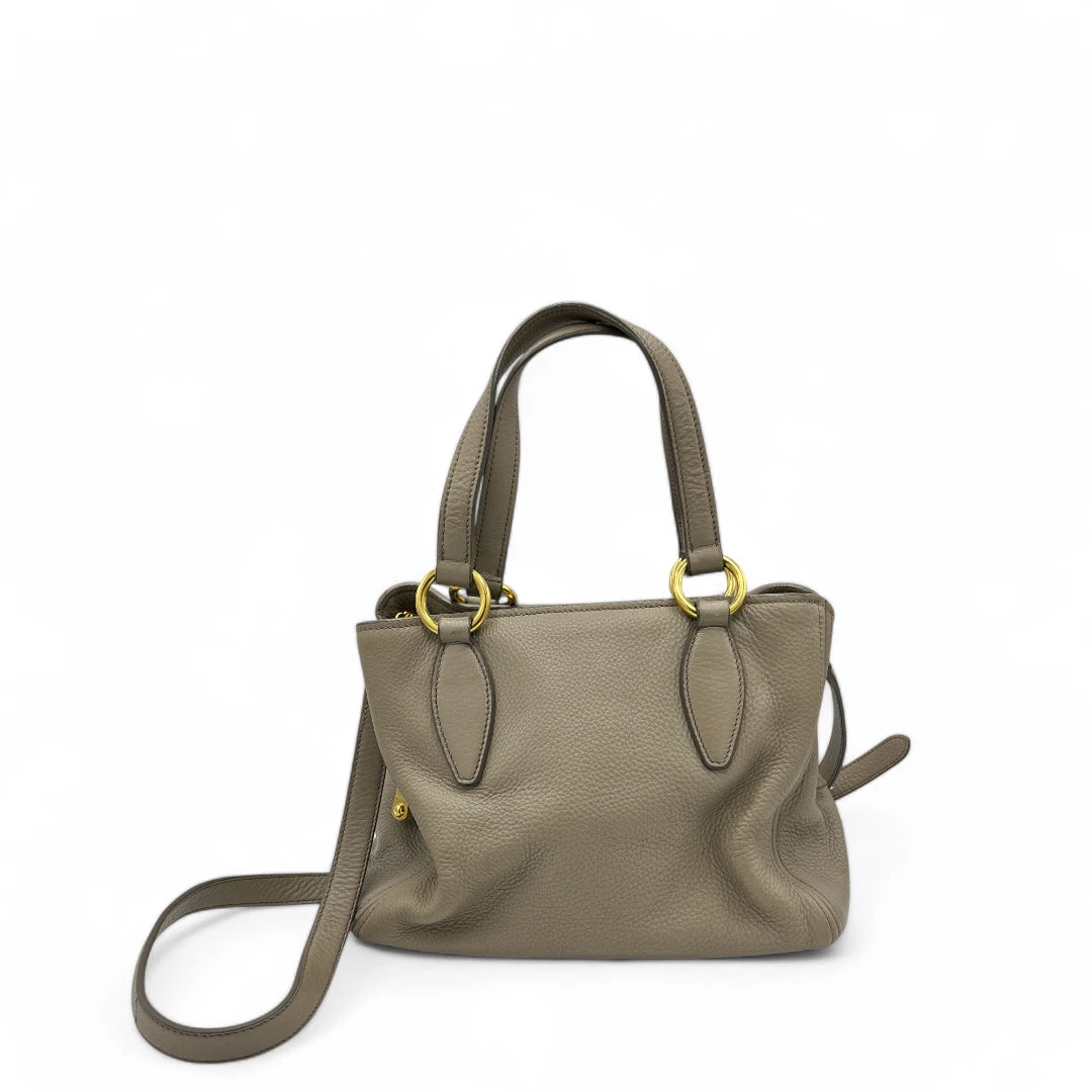Miu Miu Handtasche Vitello mit Umhängegurt aus Leder grau