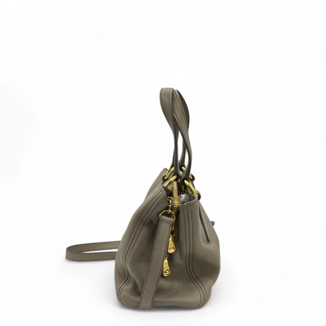 Miu Miu Handtasche Vitello mit Umhängegurt aus Leder grau