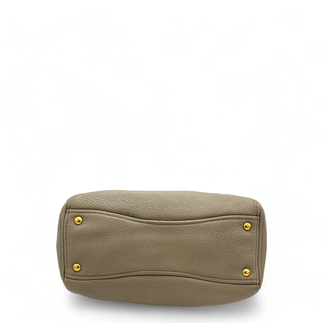 Miu Miu Handtasche Vitello mit Umhängegurt aus Leder grau
