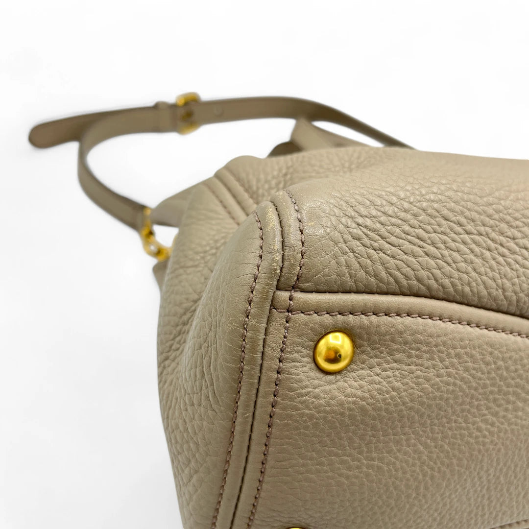 Miu Miu Handtasche Vitello mit Umhängegurt aus Leder grau
