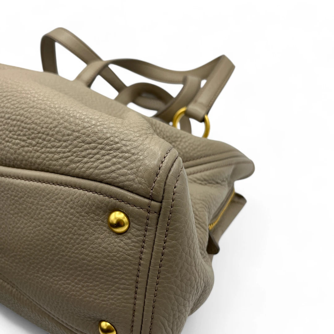 Miu Miu Handtasche Vitello mit Umhängegurt aus Leder grau