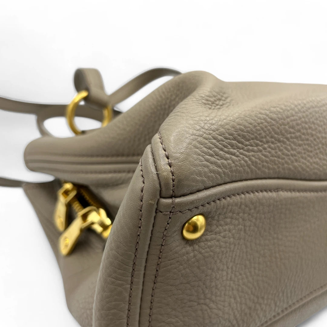 Miu Miu Handtasche Vitello mit Umhängegurt aus Leder grau