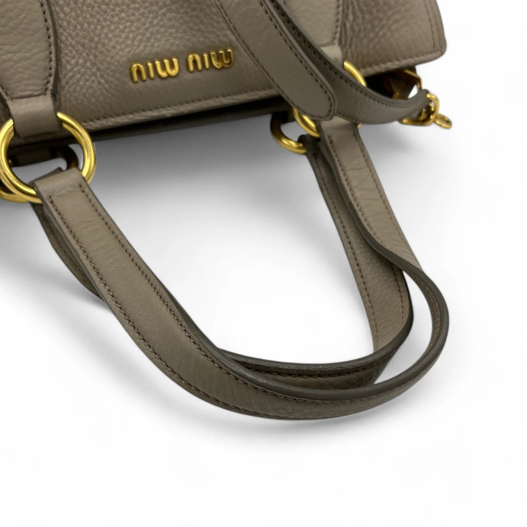 Miu Miu Handtasche Vitello mit Umhängegurt aus Leder grau