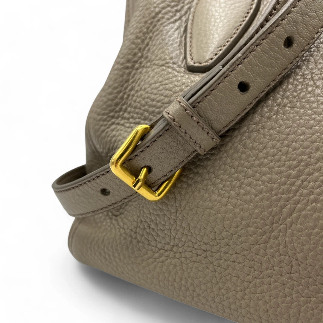 Miu Miu Handtasche Vitello mit Umhängegurt aus Leder grau