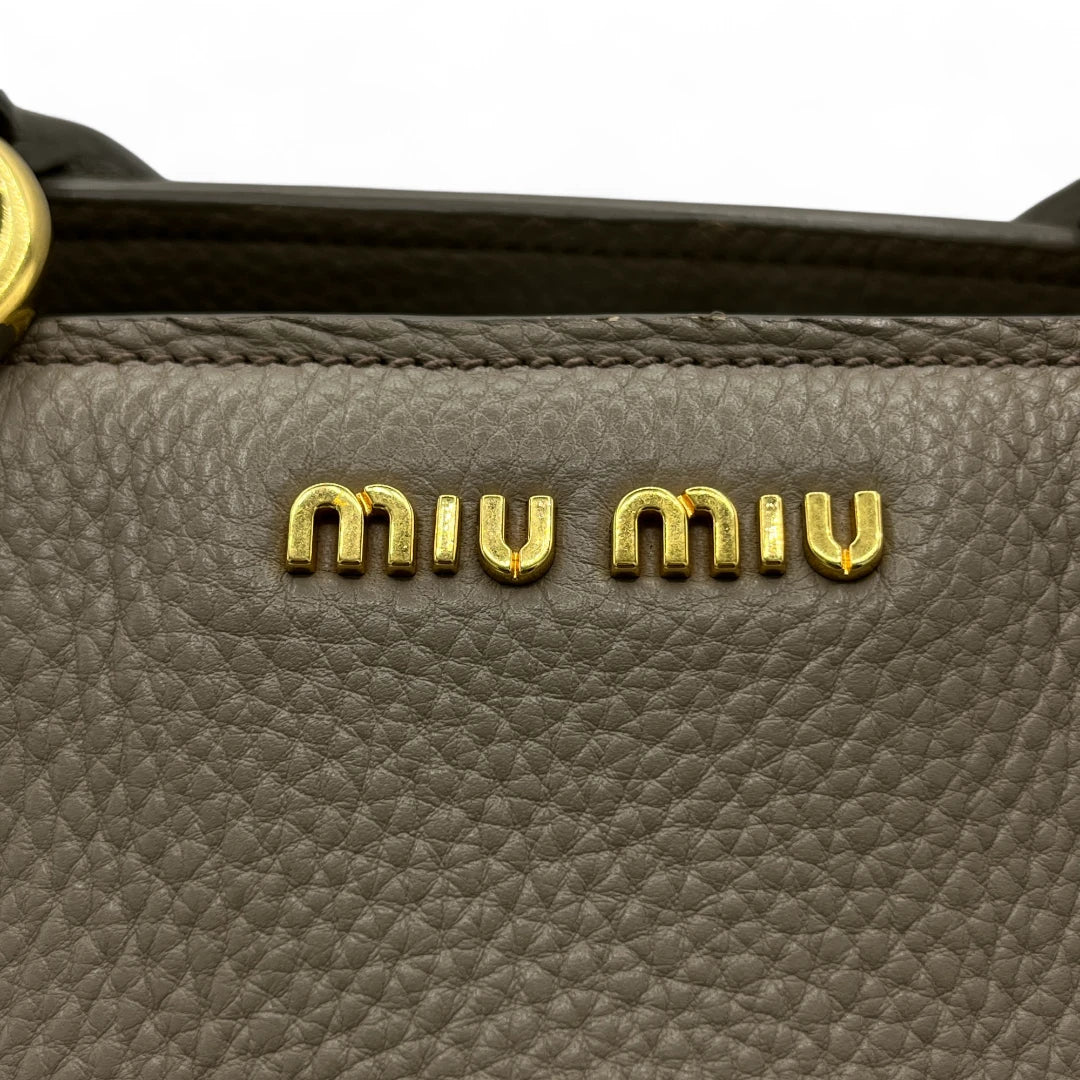 Miu Miu Handtasche Vitello mit Umhängegurt aus Leder grau