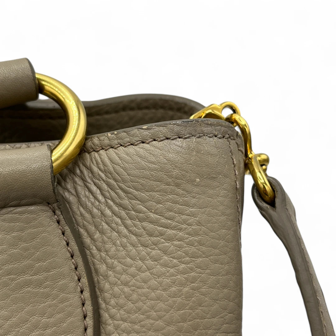 Miu Miu Handtasche Vitello mit Umhängegurt aus Leder grau