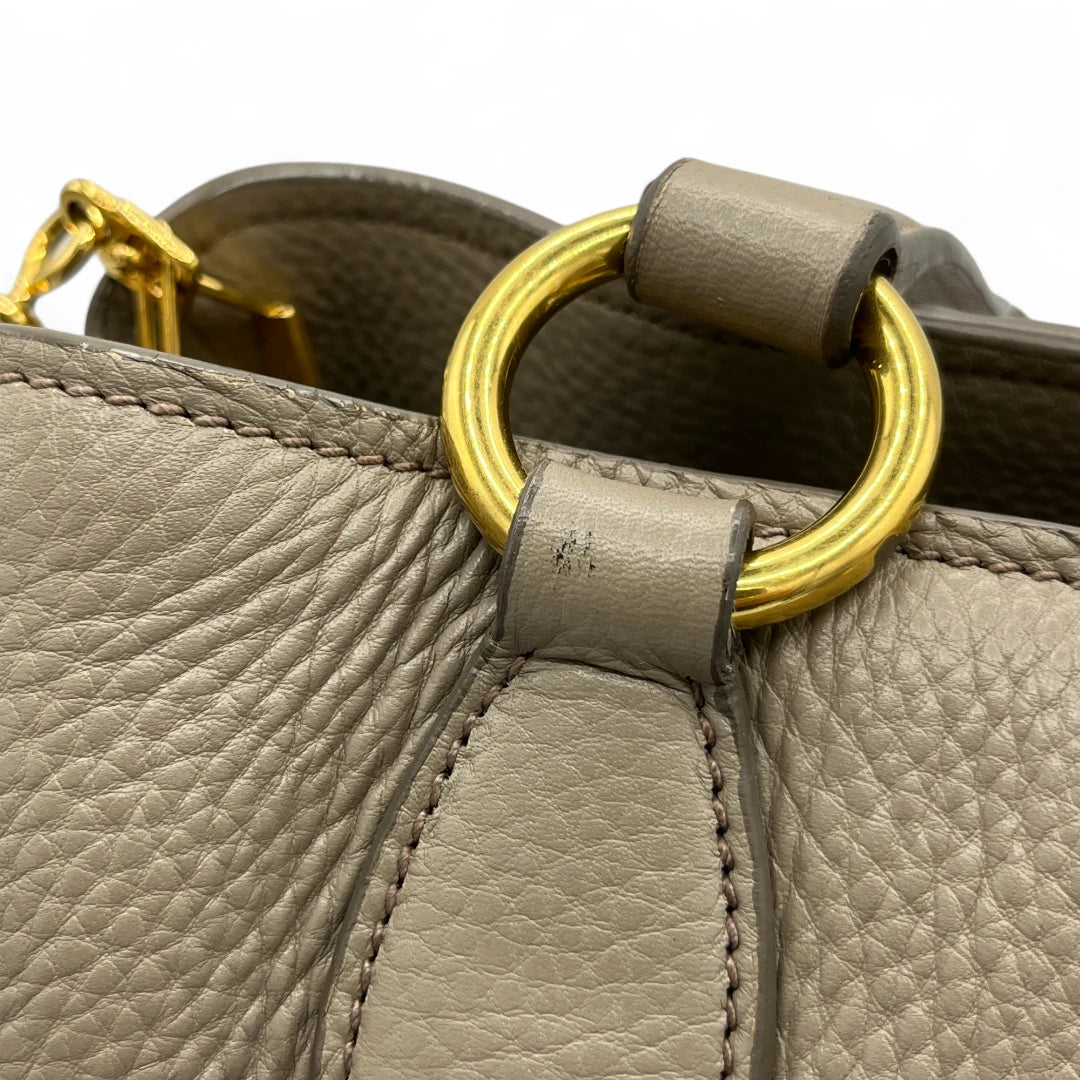 Miu Miu Handtasche Vitello mit Umhängegurt aus Leder grau