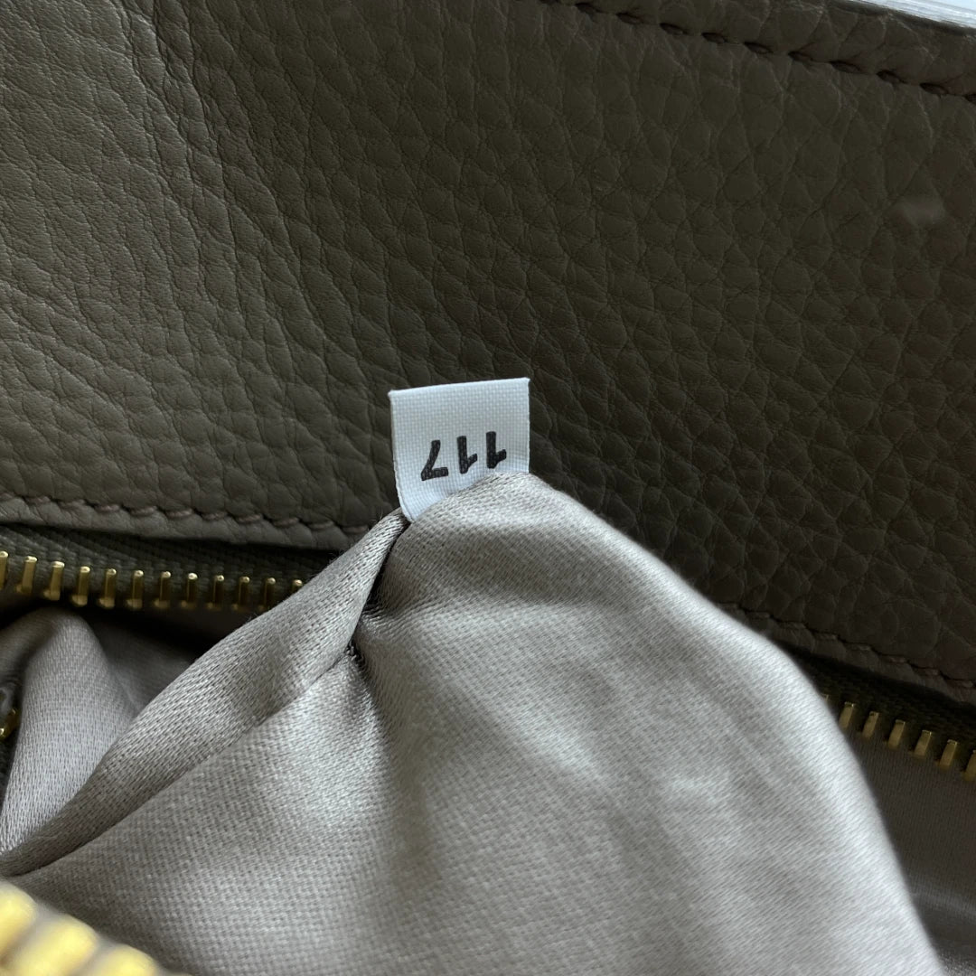 Miu Miu Handtasche Vitello mit Umhängegurt aus Leder grau
