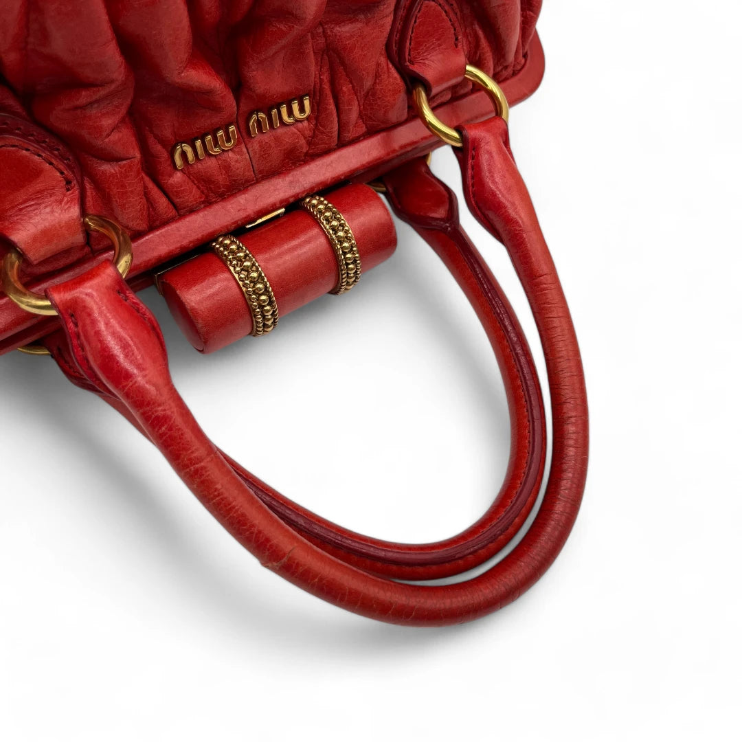 Miu Miu Handtasche aus Leder Matelasse dunkelrot