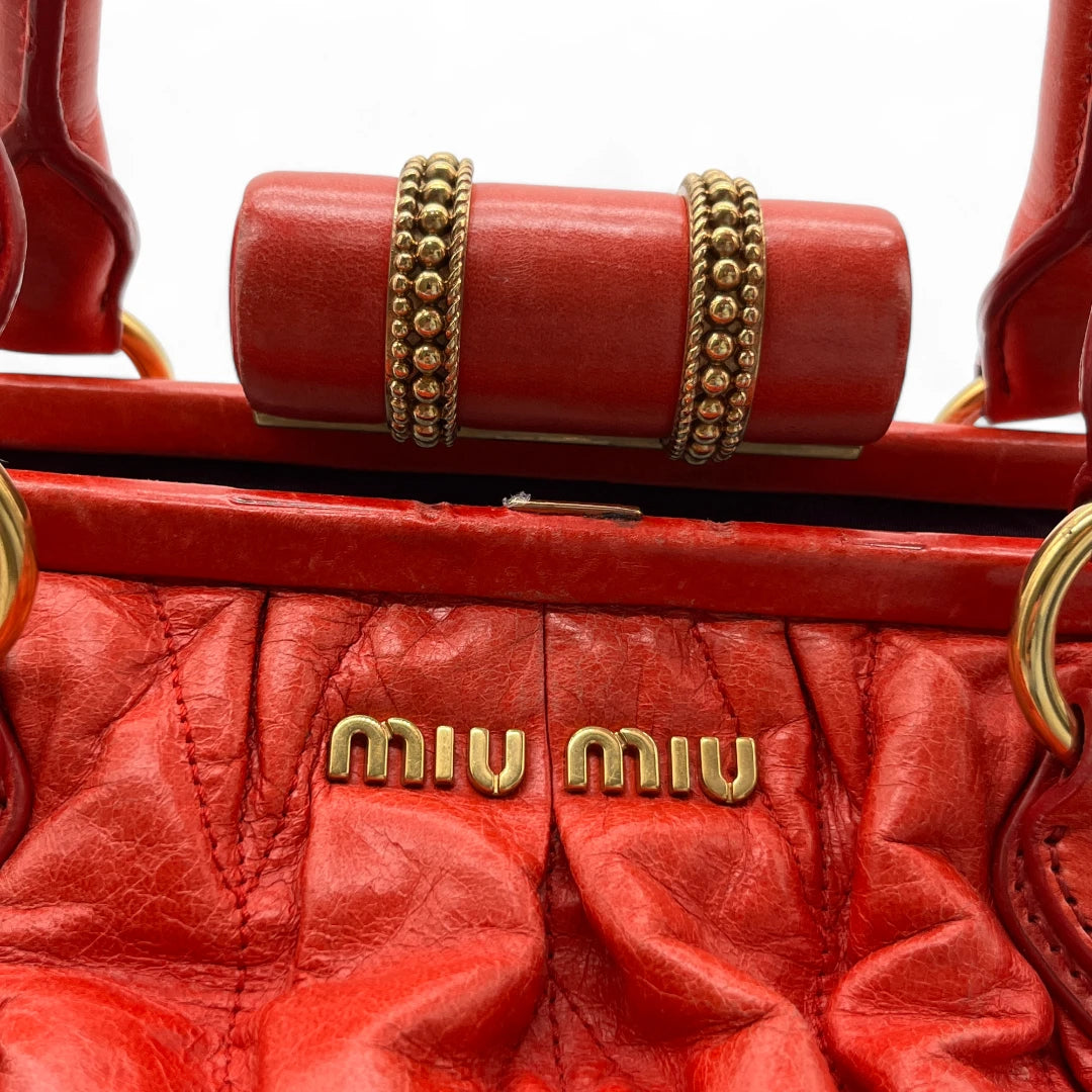 Miu Miu Handtasche aus Leder Matelasse dunkelrot