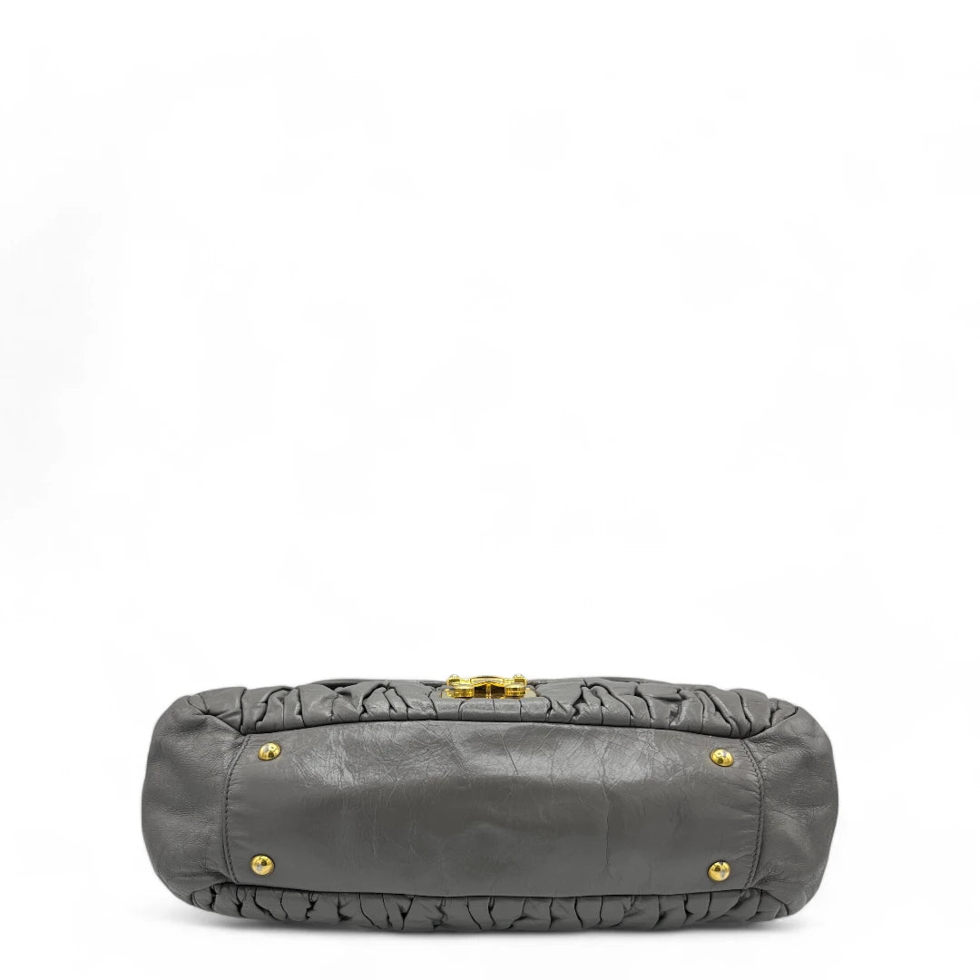Miu Miu Handtasche länglich mit Umhängegurt aus Matelasse Leder in grau