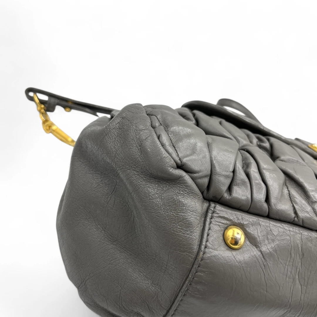 Miu Miu Handtasche länglich mit Umhängegurt aus Matelasse Leder in grau