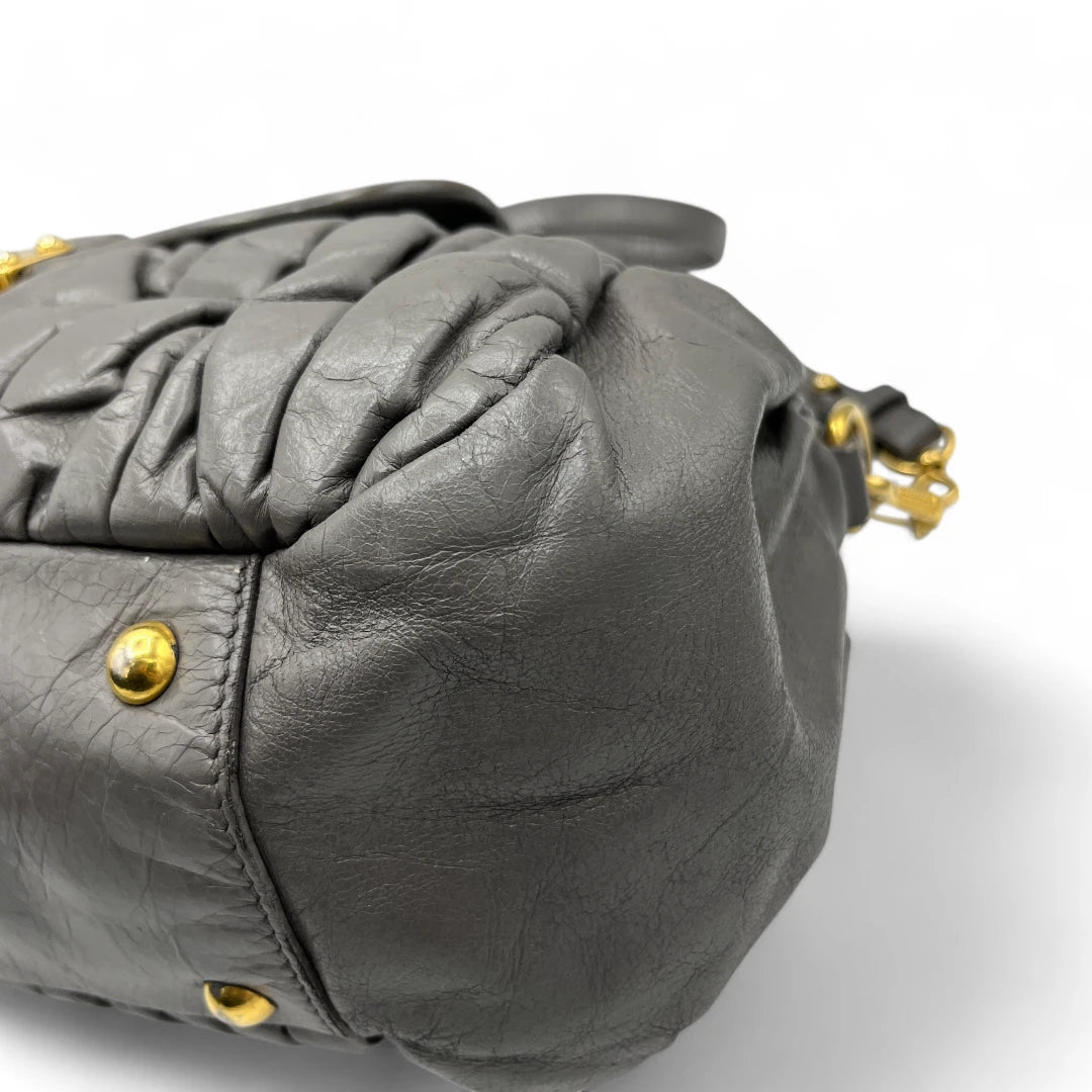 Miu Miu Handtasche länglich mit Umhängegurt aus Matelasse Leder in grau