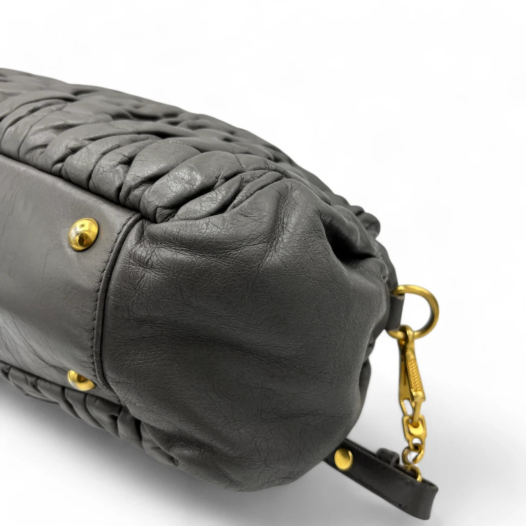 Miu Miu Handtasche länglich mit Umhängegurt aus Matelasse Leder in grau