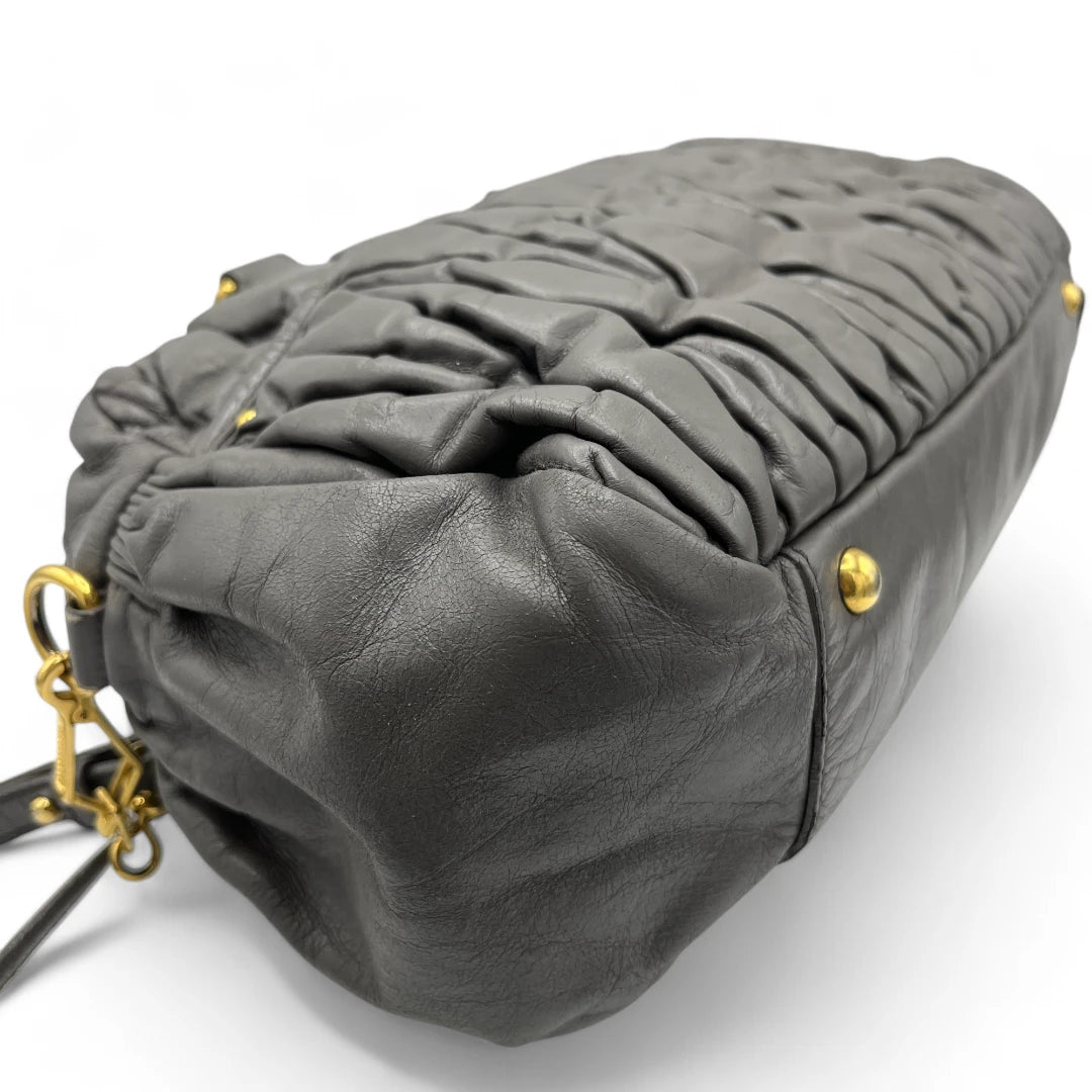 Miu Miu Handtasche länglich mit Umhängegurt aus Matelasse Leder in grau