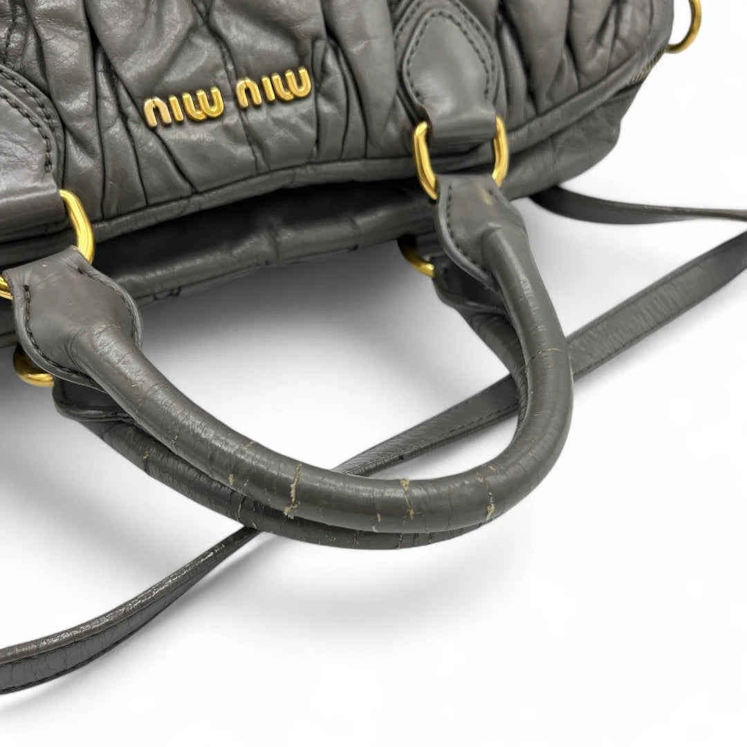 Miu Miu Handtasche länglich mit Umhängegurt aus Matelasse Leder in grau