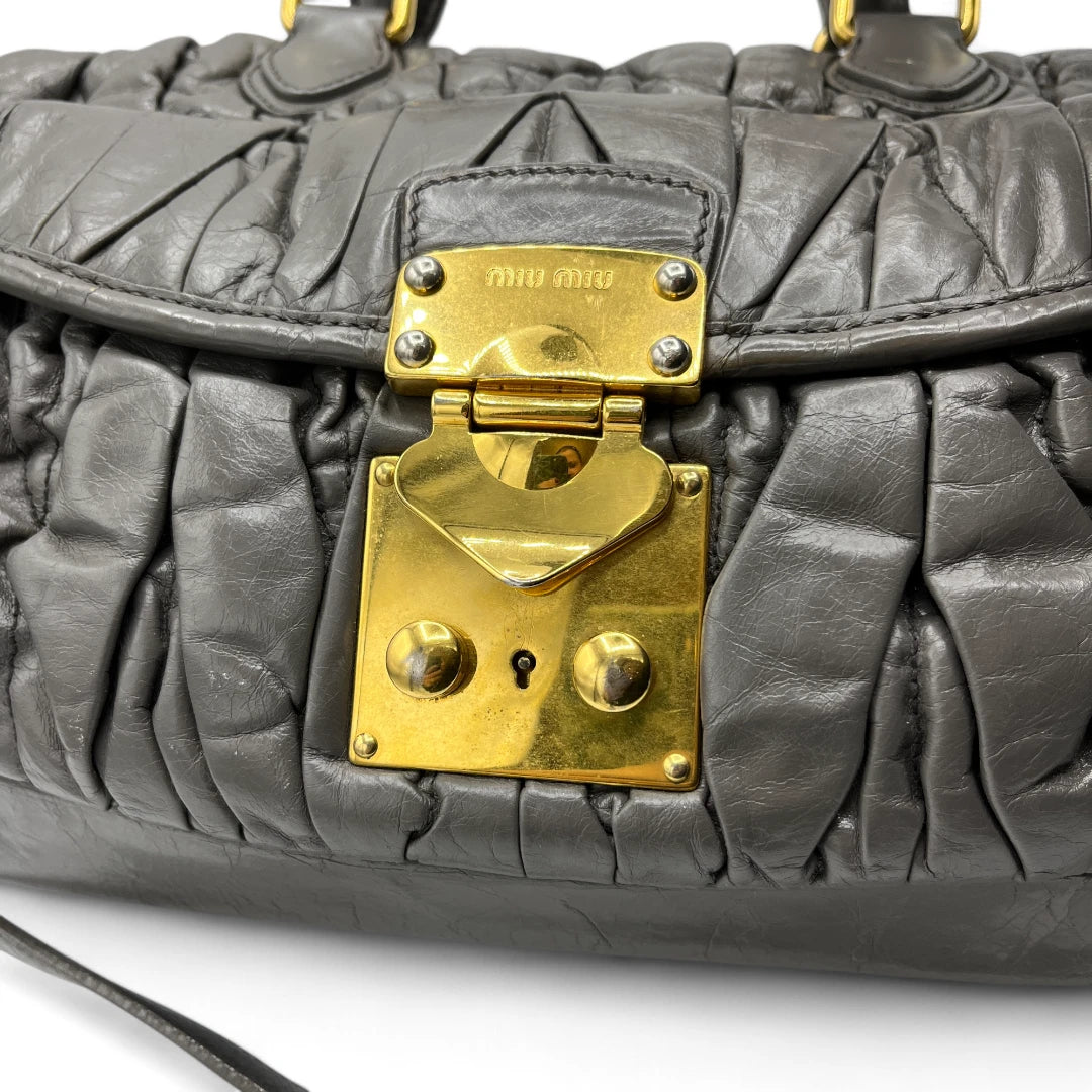 Miu Miu Handtasche länglich mit Umhängegurt aus Matelasse Leder in grau