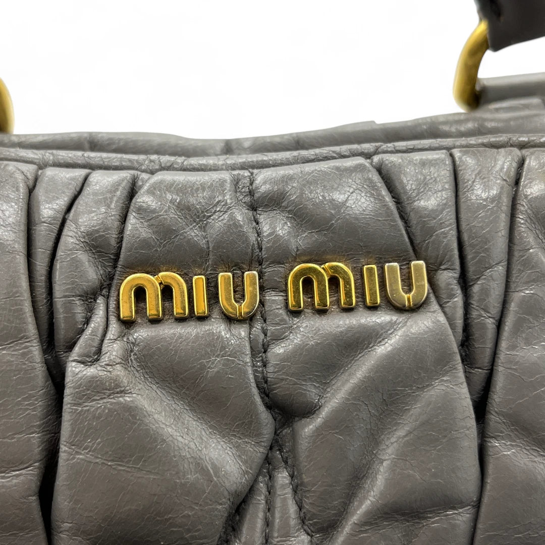 Miu Miu Handtasche länglich mit Umhängegurt aus Matelasse Leder in grau