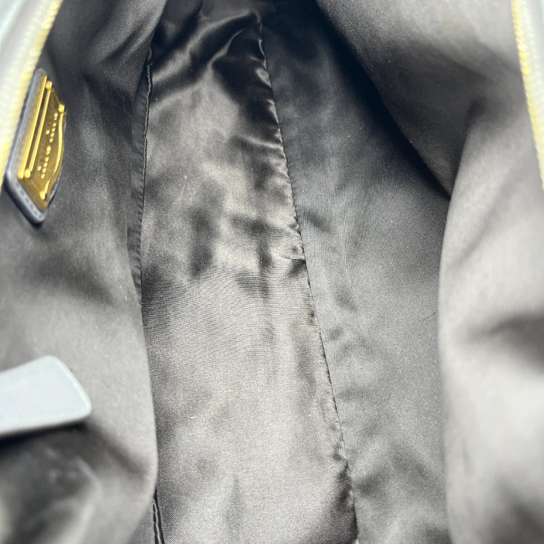 Miu Miu Handtasche länglich mit Umhängegurt aus Matelasse Leder in grau