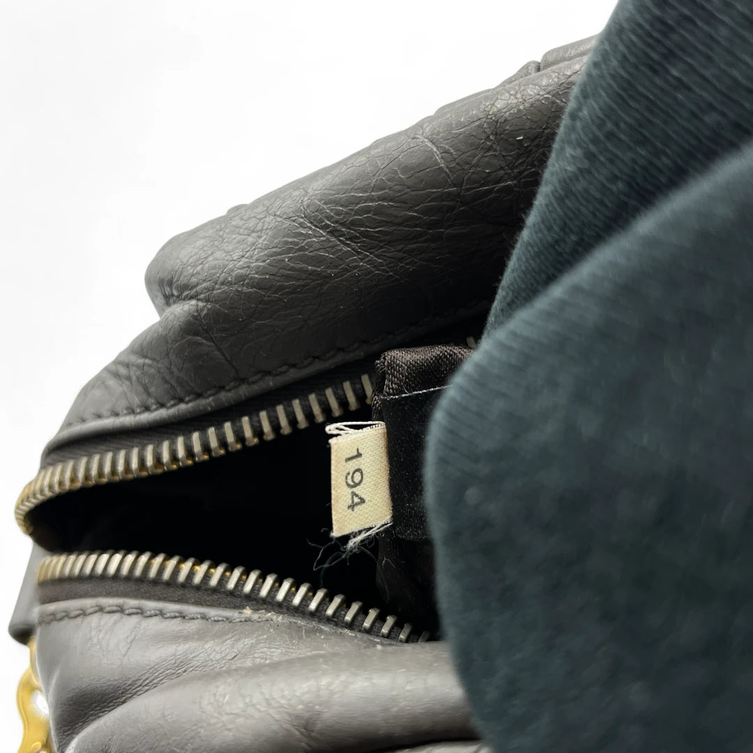 Miu Miu Handtasche länglich mit Umhängegurt aus Matelasse Leder in grau