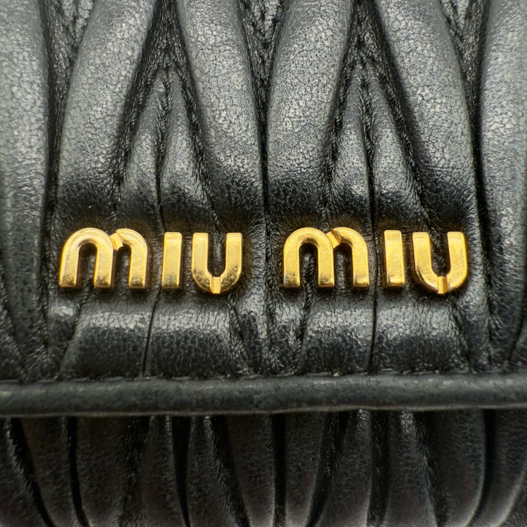 Miu Miu Umhängetasche Matelassé schwarz