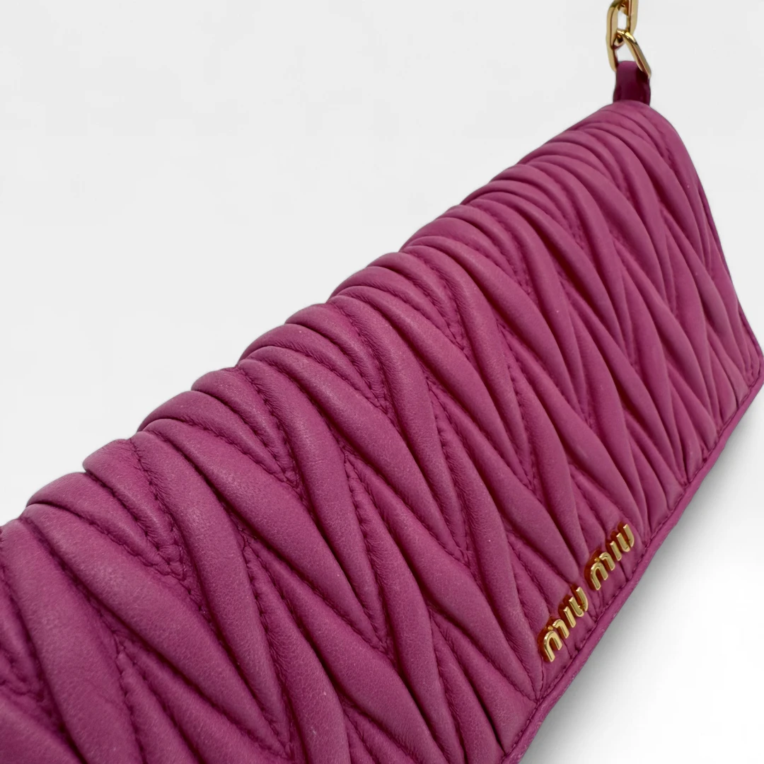 Miu Miu Umhängetasche Matelassé Wallet