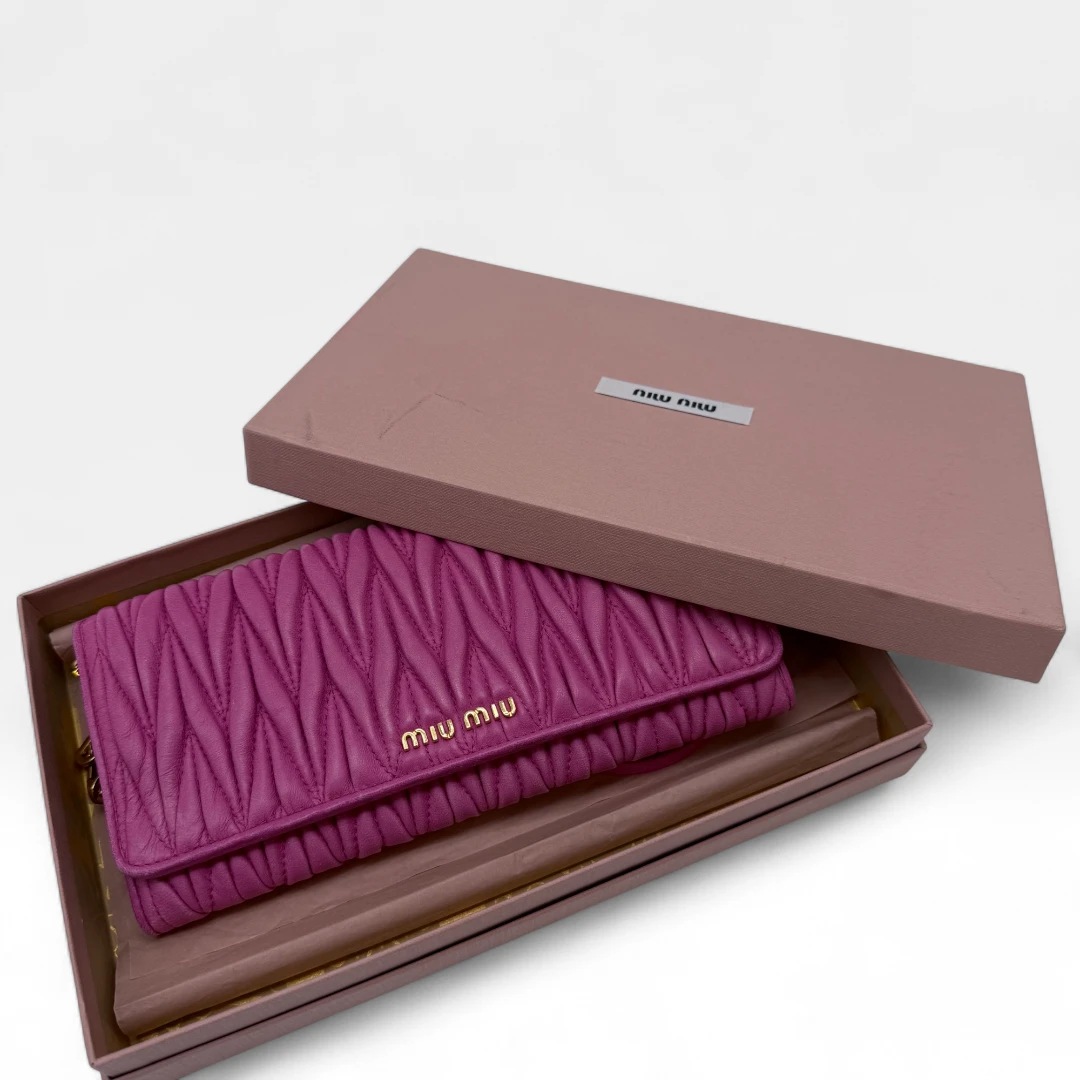 Miu Miu Umhängetasche Matelassé Wallet