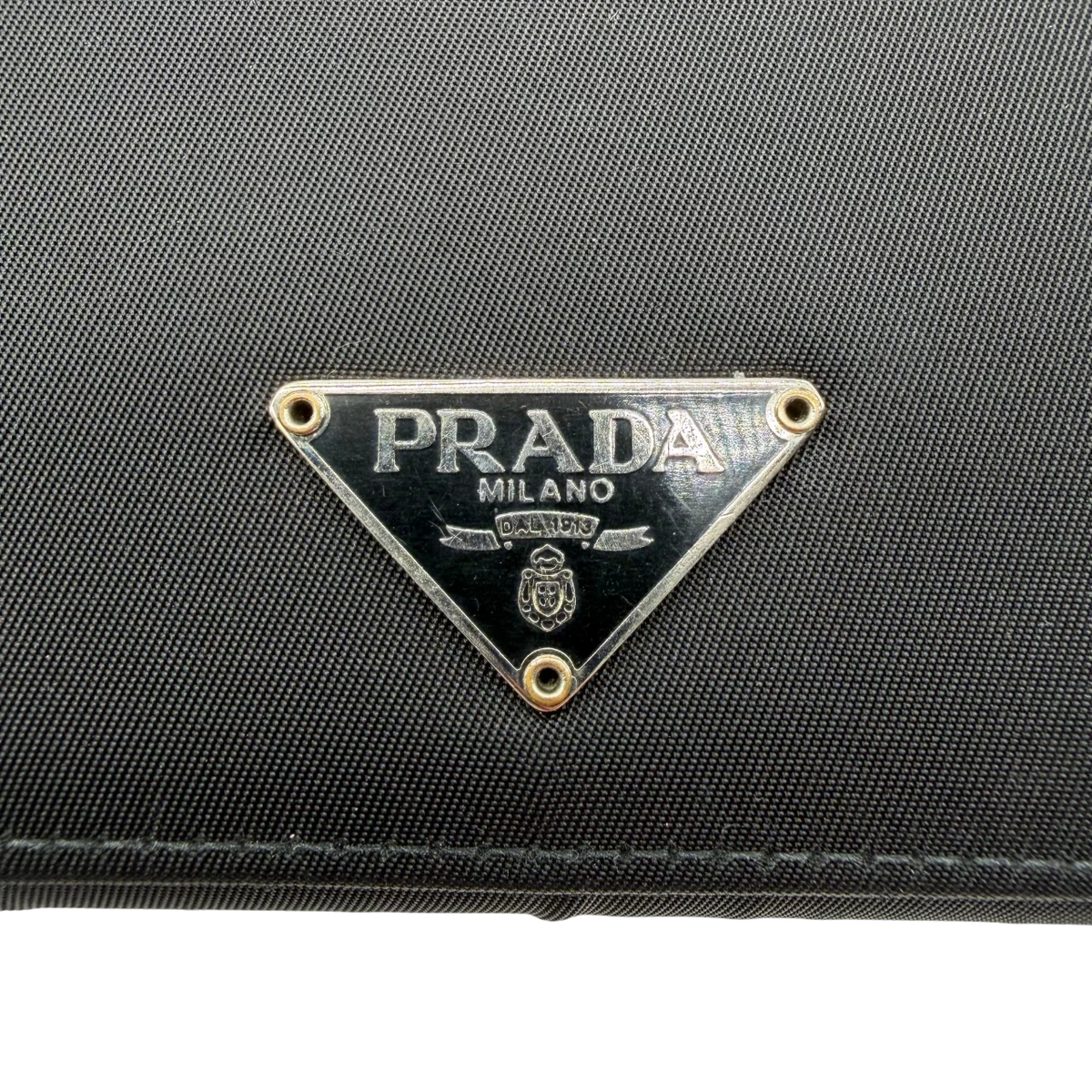 Prada Geldbeutel länglich aus Nylon schwarz – Logo im Detail