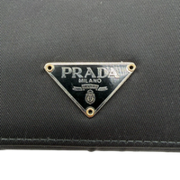 Prada Geldbeutel länglich aus Nylon schwarz – Logo im Detail