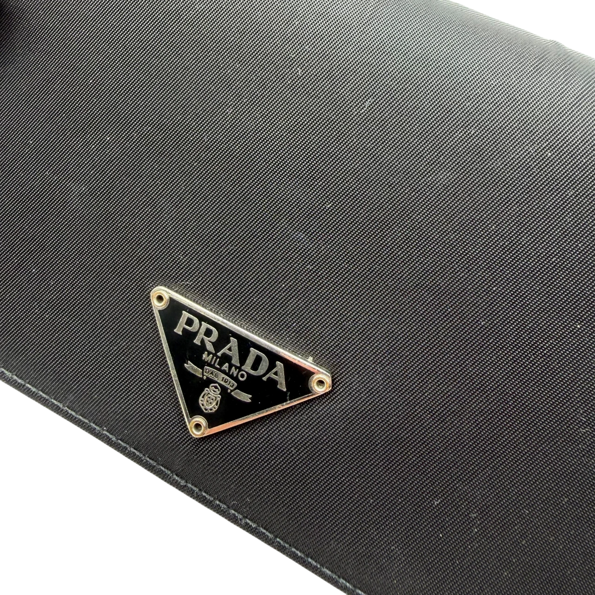 Prada Geldbeutel länglich aus Nylon schwarz – Logo im Detail