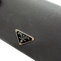 Prada Geldbeutel länglich aus Nylon schwarz – Logo im Detail