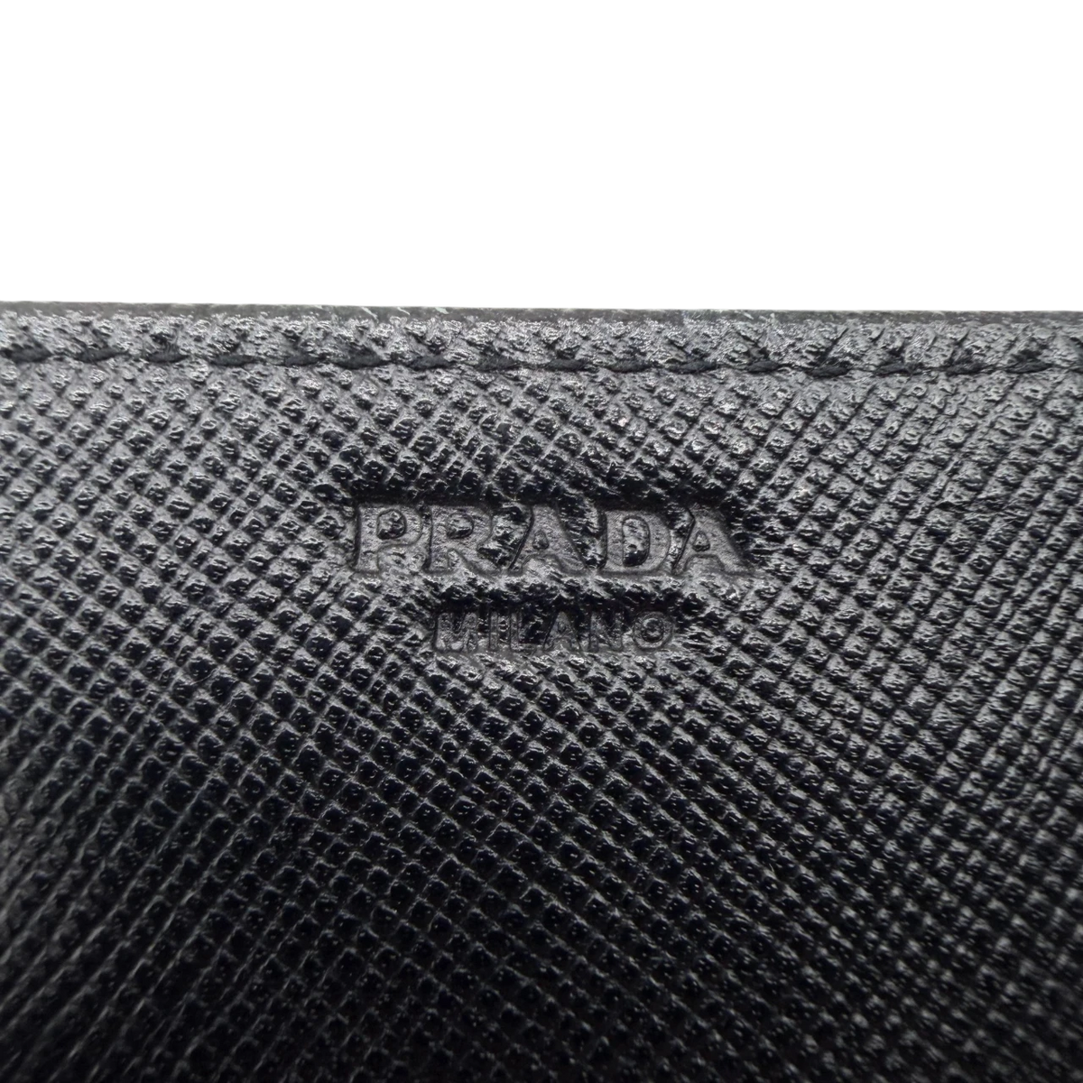 Prada Geldbeutel länglich aus Nylon schwarz – Prägung im Detail