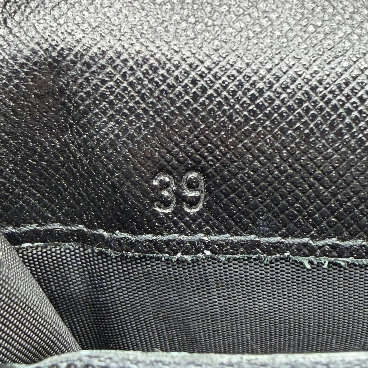 Prada Geldbeutel länglich aus Nylon schwarz – Seriennummer im Detail