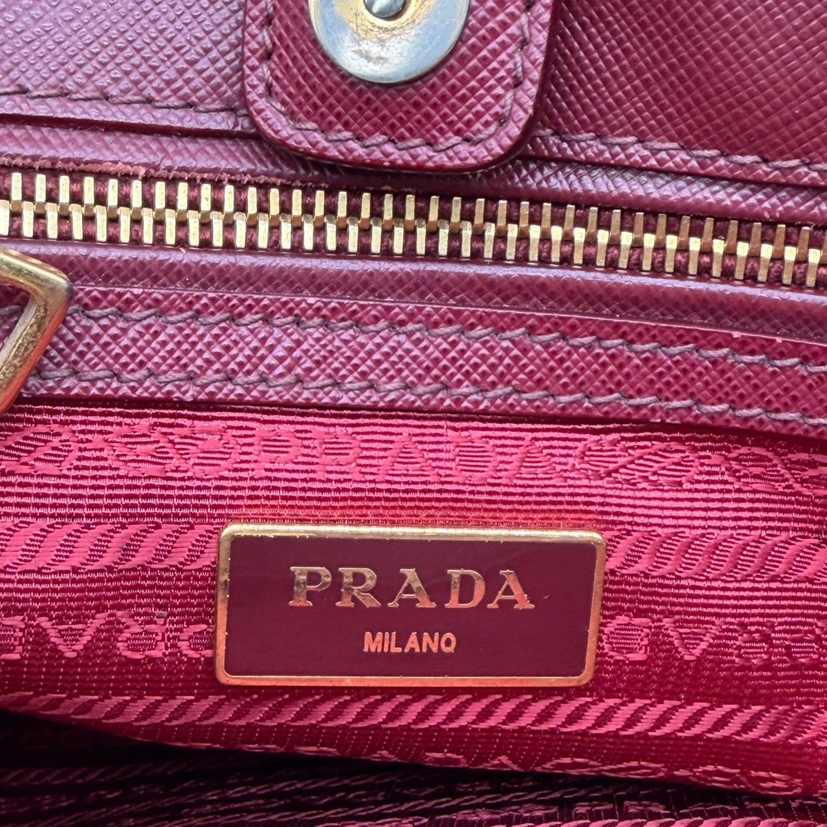 Prada Handtasche Galleria aus Saffiano Leder dunkelrot – Prägung im Detail