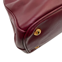 Prada Handtasche Galleria aus Saffiano Leder dunkelrot – Ecken im Detail