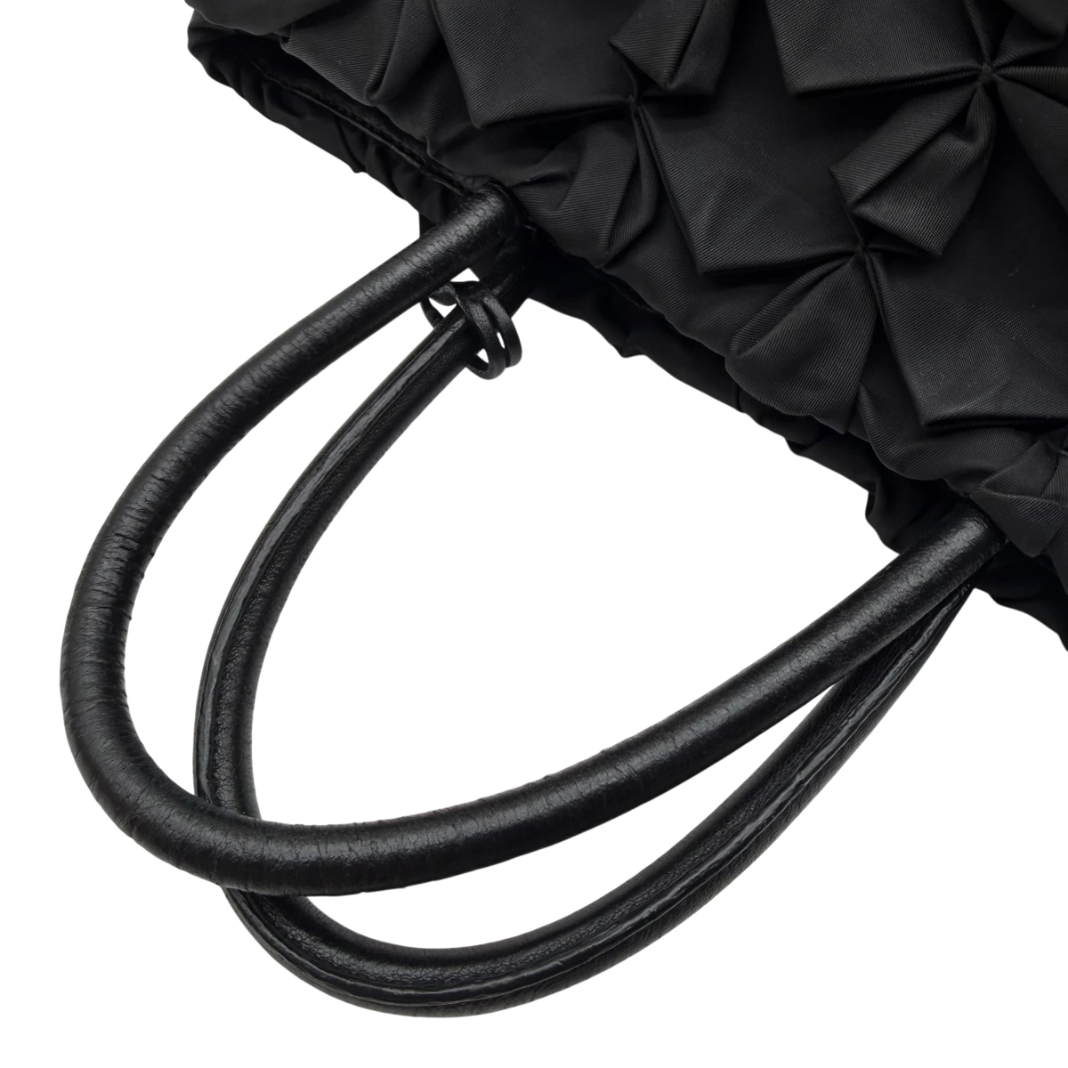 Prada Handtasche Origami aus Nylon schwarz – Henkel im Detail