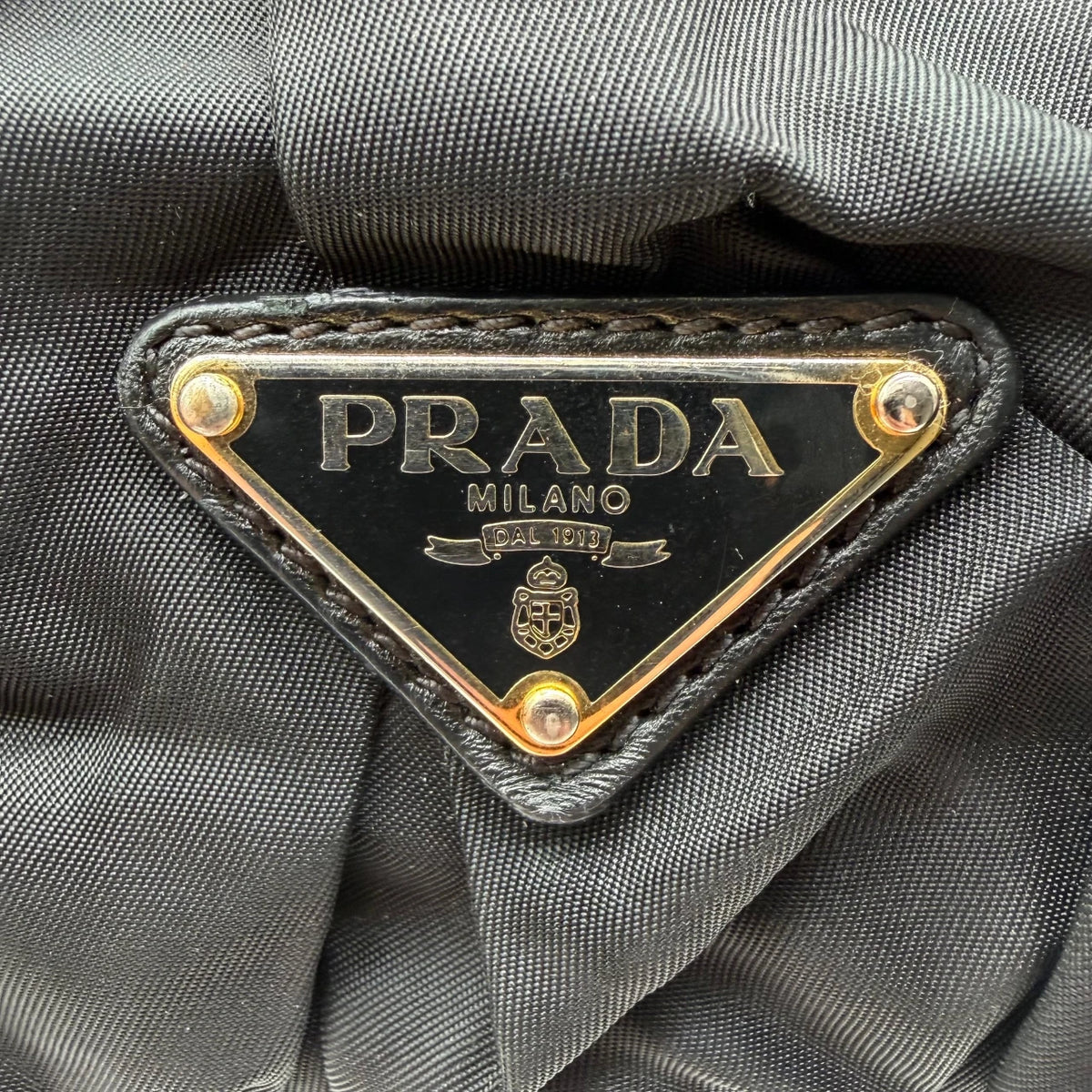 Prada Handtasche Origami aus Nylon schwarz – Logo im Detail