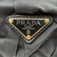 Prada Handtasche Origami aus Nylon schwarz – Logo im Detail