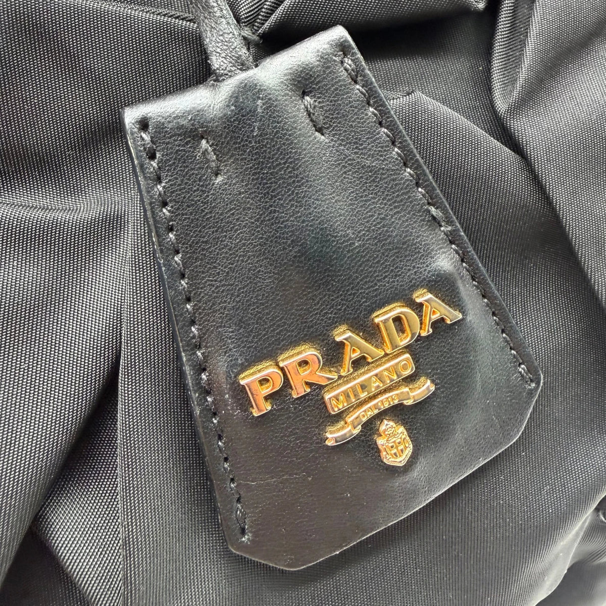 Prada Handtasche Origami aus Nylon schwarz – Prägung im Detail