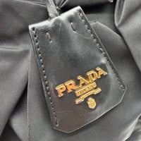 Prada Handtasche Origami aus Nylon schwarz – Prägung im Detail