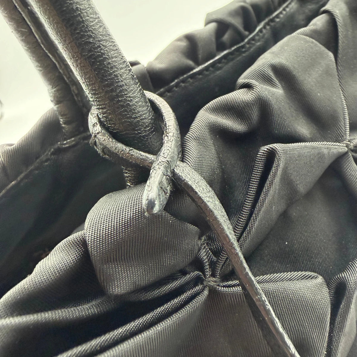 Prada Handtasche Origami aus Nylon schwarz – Henkel im Detail