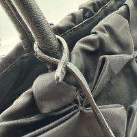 Prada Handtasche Origami aus Nylon schwarz – Henkel im Detail