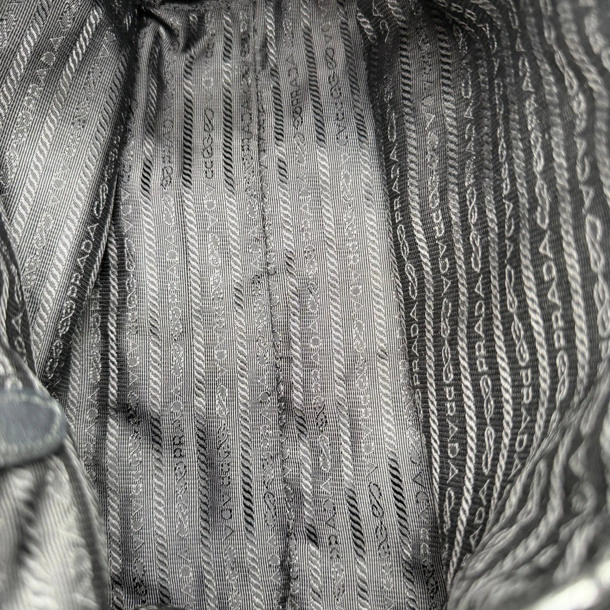 Prada Handtasche Origami aus Nylon schwarz – Innenansicht