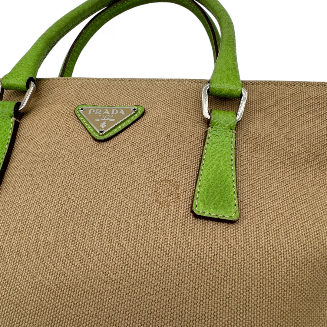 Prada Handtasche mit neongrünen Lederdetails aus Stoff beige