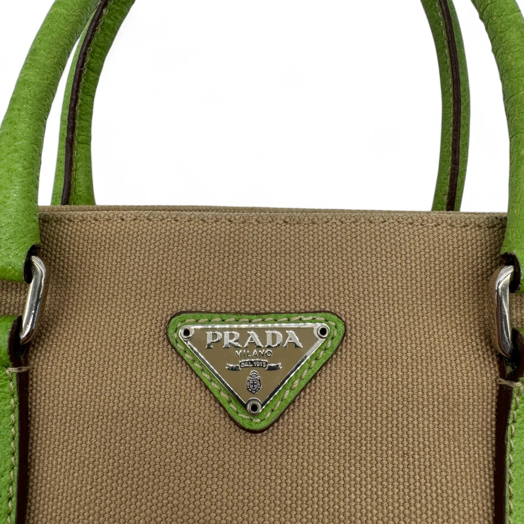 Prada Handtasche mit neongrünen Lederdetails aus Stoff beige