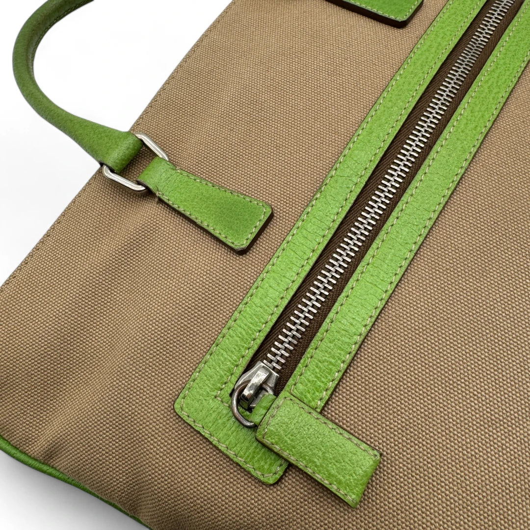 Prada Handtasche mit neongrünen Lederdetails aus Stoff beige
