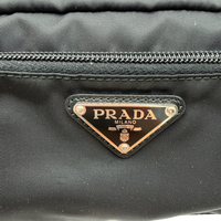 Prada Kulturbeutel / Toilettentasche aus Nylon länglich schwarz – Detailansicht